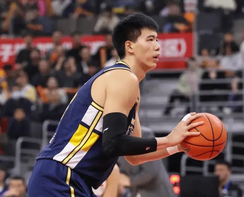 半岛体育app下载-广东这内线人见人虐！攻守毫无效果，杜锋回应外援调整并未提大外